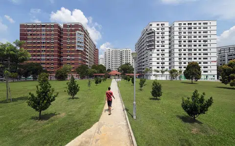 淡滨尼第9道附近设计复古独特的红砖组屋，2016年正慢慢地换上了具有现代摩登感的灰白色样貌。（海峡时报）