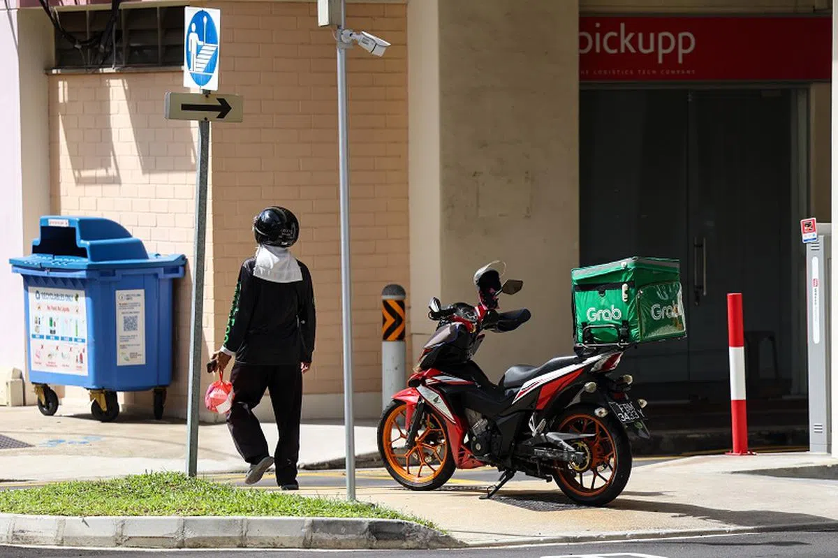 有送餐员发现，自从消费税上调后，他收到的送餐订单明显减少了。（联合早报）
