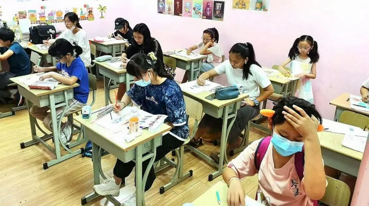 为避免被稽查人员发现违规，许多补习机构改为一对一教学，图中的小班教学已不复见。（中新社）