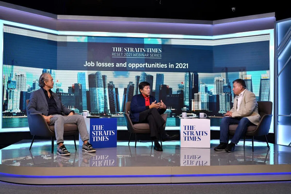  全国雇主联合会主席叶进国（左）与职总秘书长黄志明（中）12月21日出席由《海峡时报》举行网络研讨会，畅谈“2021年的失业问题和机遇”。（海峡时报） 