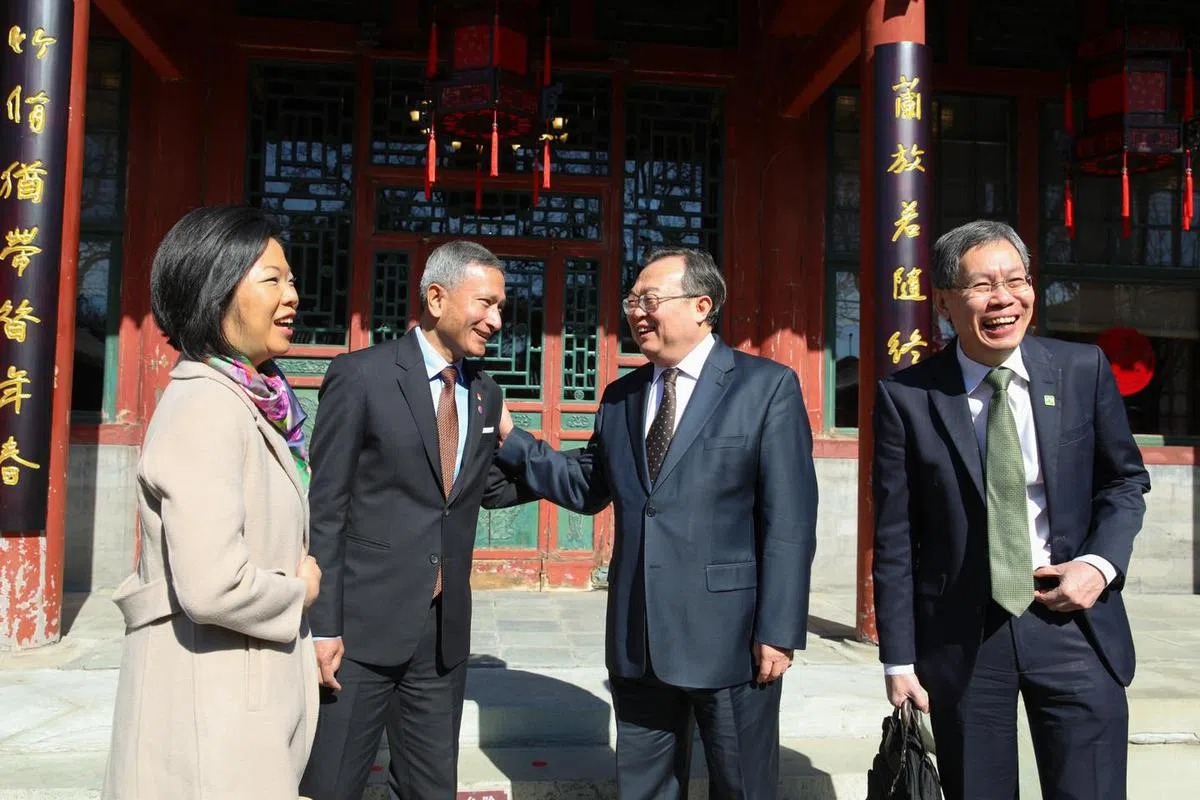 国家发展部兼外交部高级政务部长沈颖（左一）此次陪同维文（左二）出访中国。与中共中央对外联络部部长刘建超（右二）会面时，新加坡驻华大使吕德耀（右一）也陪同在旁。（维文脸书）