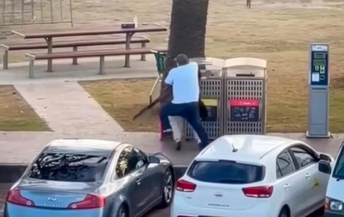 身穿短袖上衣的阿美德扑向枪手的一幕。