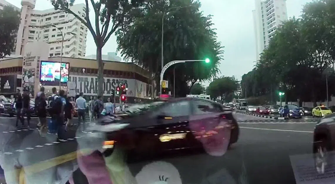 亚历山大路意外中的SMRT德士失控急速右转，结果撞上三名过马路的行人。（互联网）