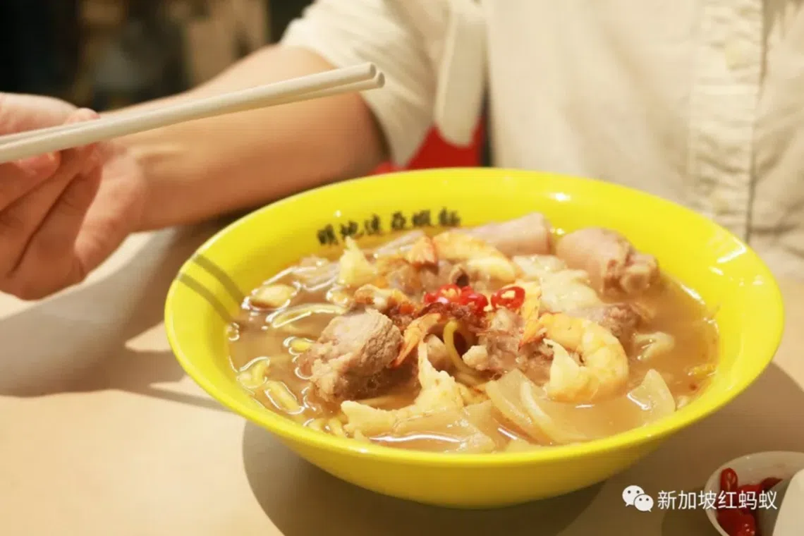 整碗虾面用料十足。