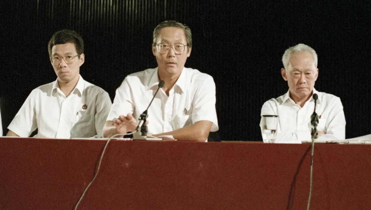  建国以来领导过新加坡的三个男人。右起为李光耀、吴作栋和李显龙，照片摄于1988年。（海峡时报） 