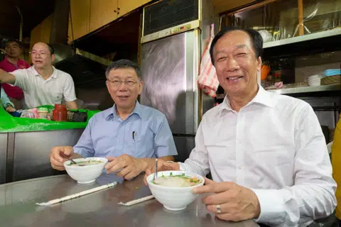 郭台铭（右一）与柯文哲若能联手，便有了足以向蓝绿叫板的本钱。难就难在，要怎么整合?第一步的郭柯配还是柯郭配，就是大问题了。（互联网）