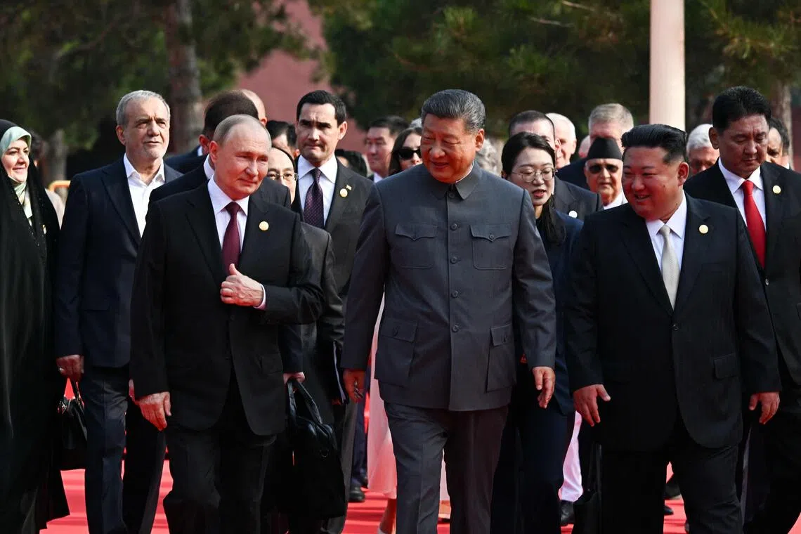 俄罗斯总统普京（前排左）、中国国家主席习近平（中）和朝鲜领导人金正恩（右）出席中国纪念抗日战争胜利80周年大阅兵。