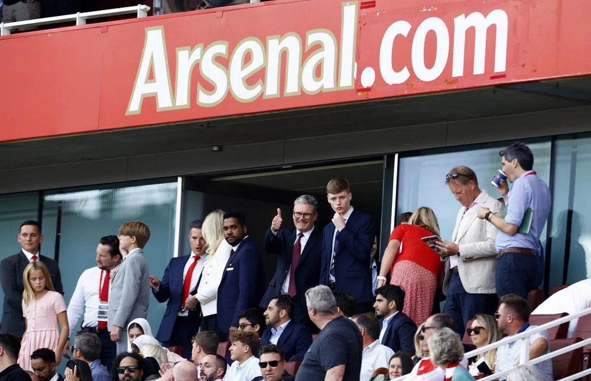 8月17日，斯塔默在阿森纳主场对垒狼队的英格兰超级足球联赛赛事开始前，向球迷竖起拇指致意。（路透社）