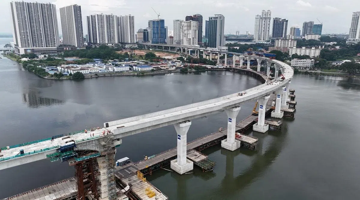 新柔地铁的海上高架桥已顺利合龙，这也是促进新马人员更便捷往来的重大工程之一。（星洲日报）