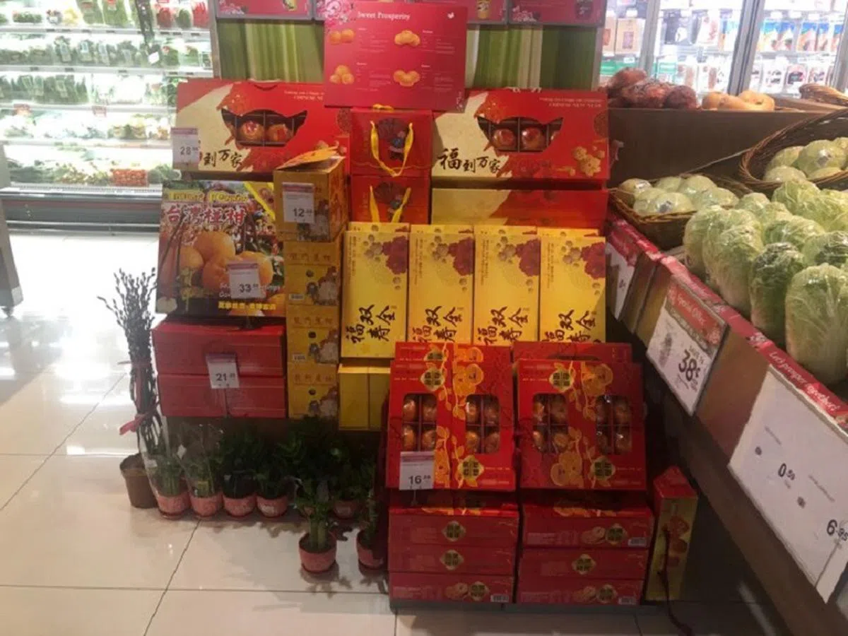  位于乌节大酒店（Orchard Hotel Singapore）的Cold Storage，售卖新年柑橘的区域小得可怜。（侯佩瑜摄） 