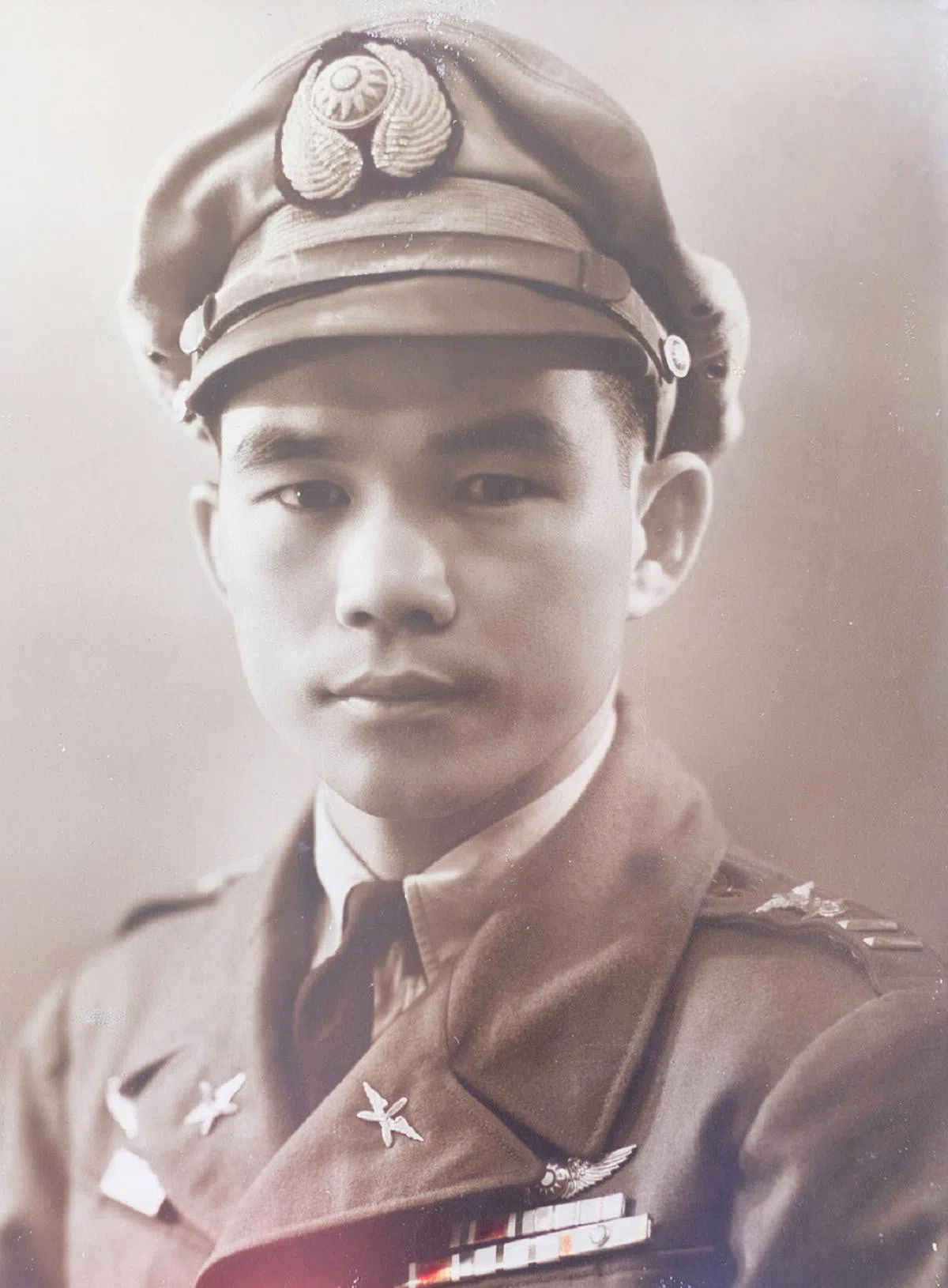 19岁到香港求学的何永道，阴差阳错考上了中国空军。（取自何永道回忆录）