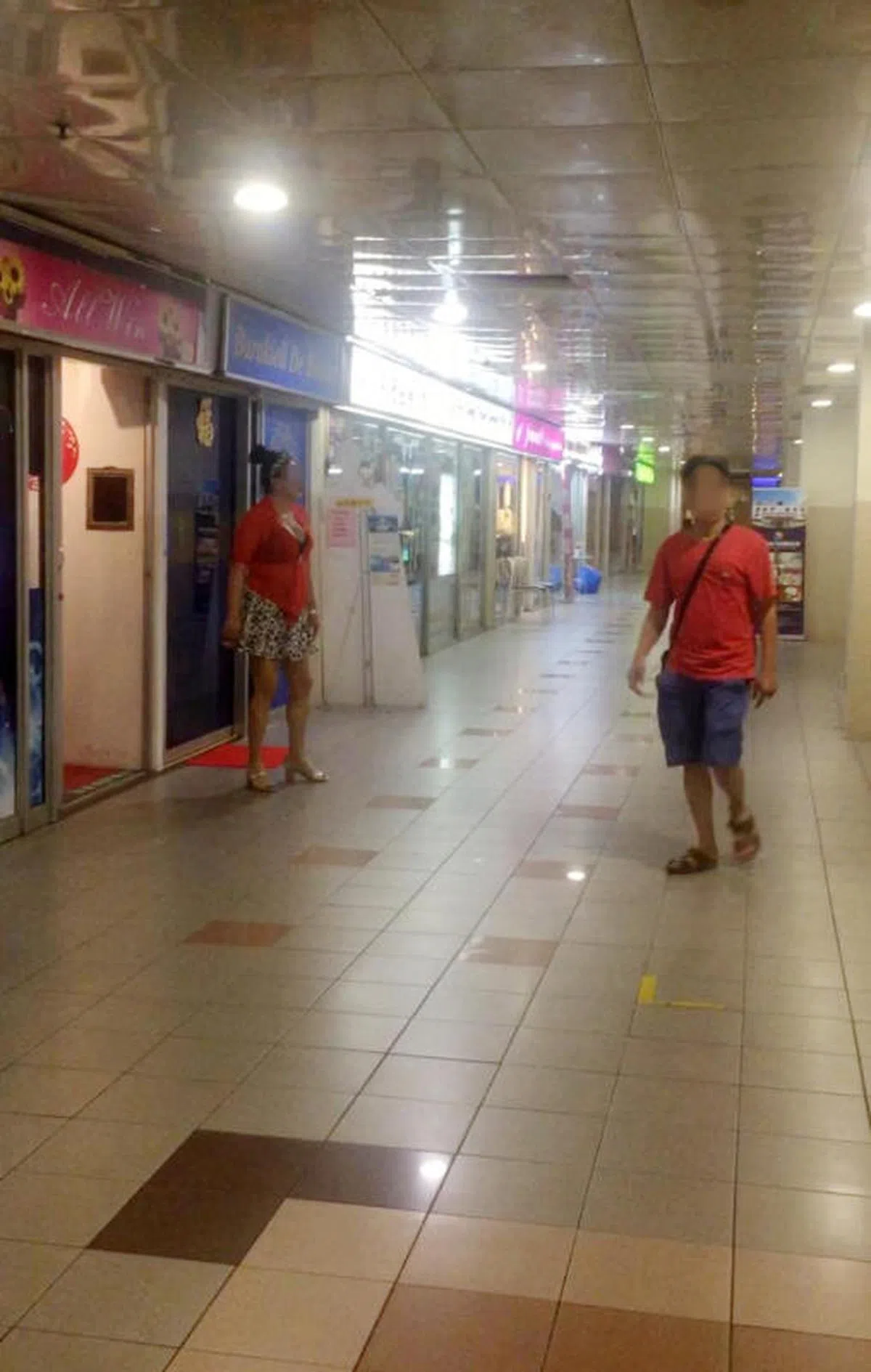  左边穿着红色透视装的是按摩院的“拉客大姐”。（新明日报 ） 