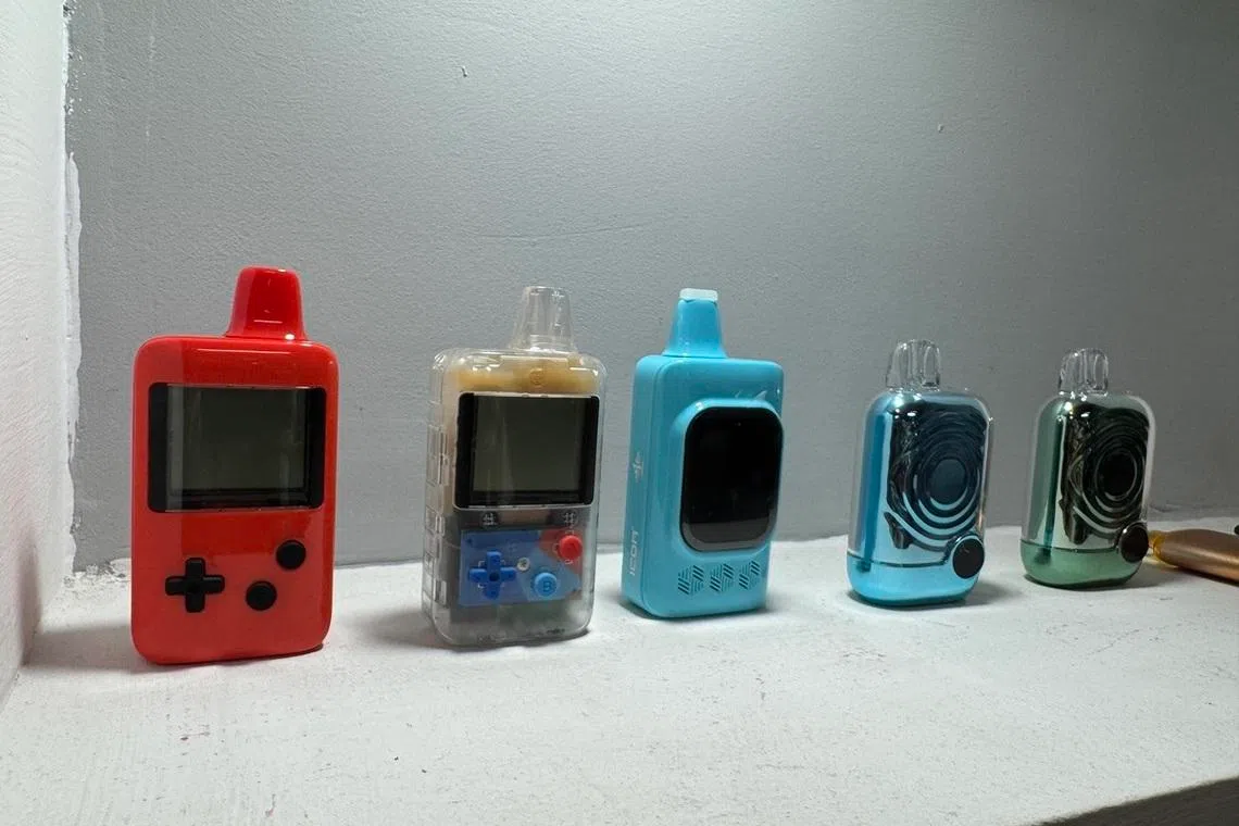 “智能电子烟”造型各异，有的像游戏机。 