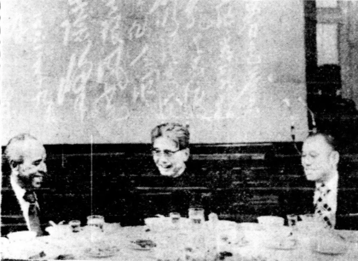 时任中国外长乔冠华（中）、拉惹勒南（左）和李炯才摄于1975年3月14日，中方为新加坡代表团所设的宴会。（NewspaperSG截图）