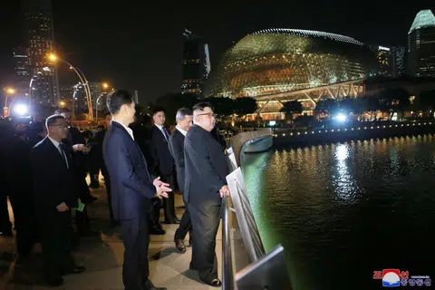 金正恩夜游新加坡。（朝中社）