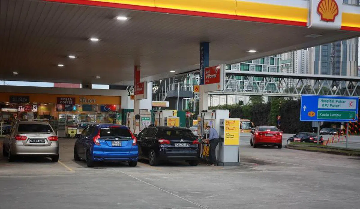 新加坡人又开始驾车到新山打油。在刚过的周末，新山的加油站又见新加坡车牌的车辆。（海峡时报）