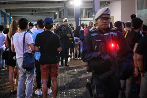 警方2017年12月31日加强滨海湾浮动舞台元旦倒数活动的巡逻工作。（海峡时报）