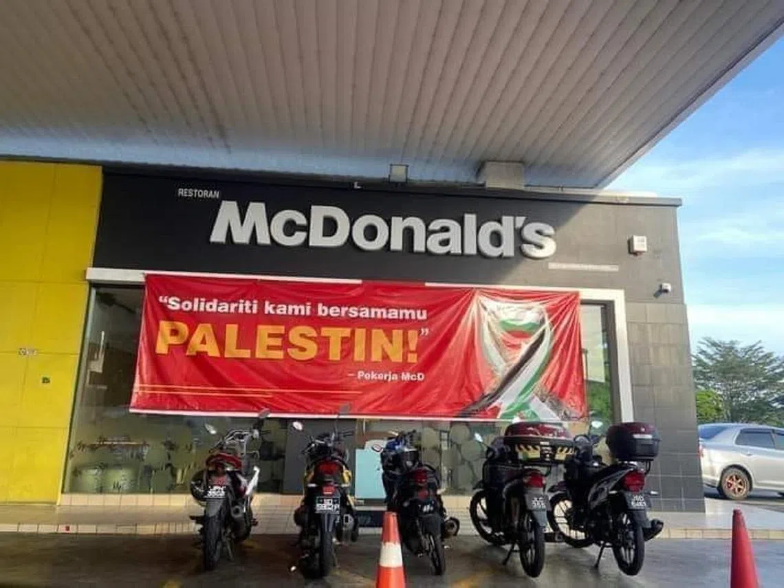 在马来西亚挺巴勒斯坦运动中，首当其冲遭杯葛的商业品牌是麦当劳。即使这家快餐店在其中一家店外，悬挂着巨大横幅写着支持巴勒斯坦人，马国民众还是将杯葛行动坚持到底。（Araaz Media Network脸书）