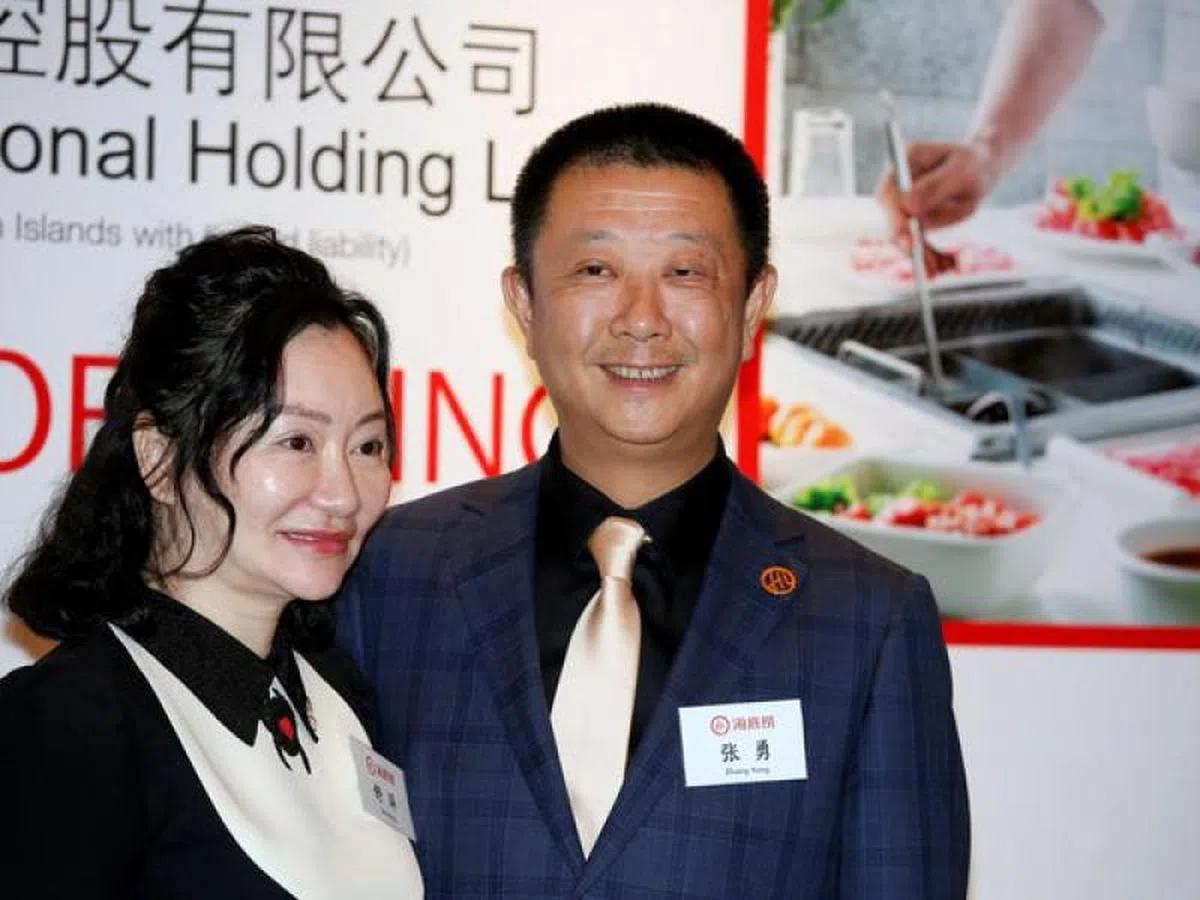 张勇（右）和舒萍（左）夫妇俩在2018年入籍新加坡。（互联网）