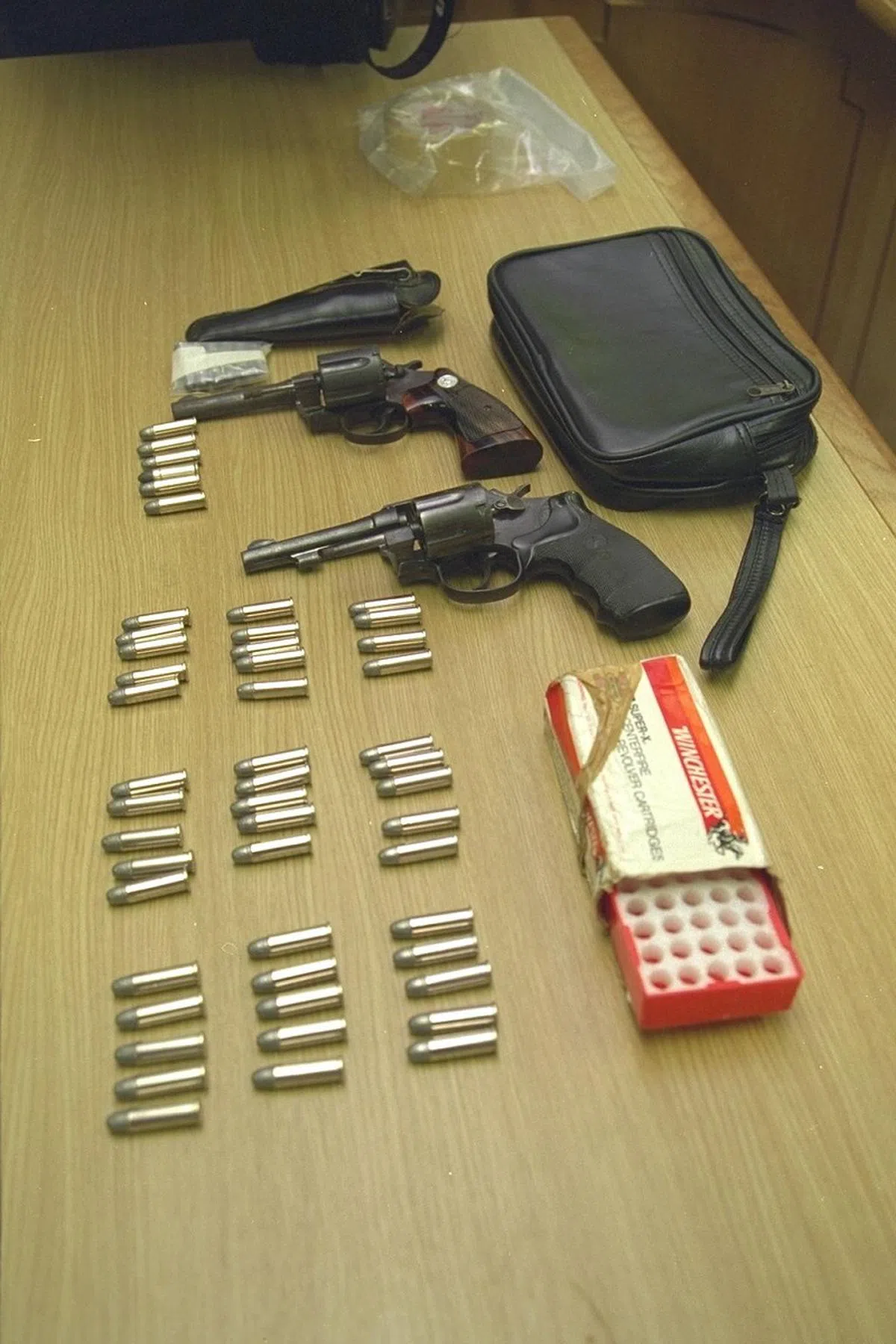  新加坡警方在1996年的一场突击行动中，逮捕了4名专抢劫地下赌馆的大马籍华族枪匪，并搜获2支点38口径左轮手枪与56 颗子弹。（联合早报） 