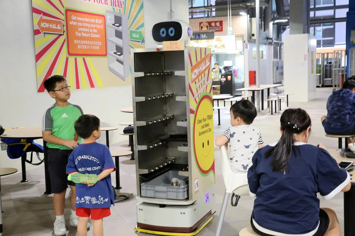 想当年，裕廊西熟食中心的机器人也很受小朋友欢迎。（新明日报）