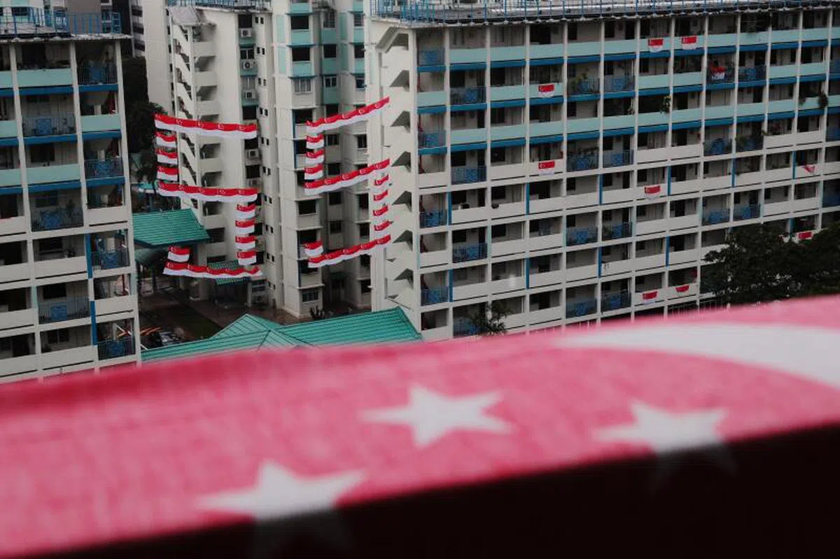  新加坡即将庆祝55岁国庆，很多居民已经在政府组屋区张挂国旗。（海峡时报） 