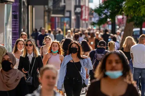 英国伦敦牛津街，人们6月7日已经开始脱下口罩走在街上，只有少数人还自主戴着口罩。（法新社）