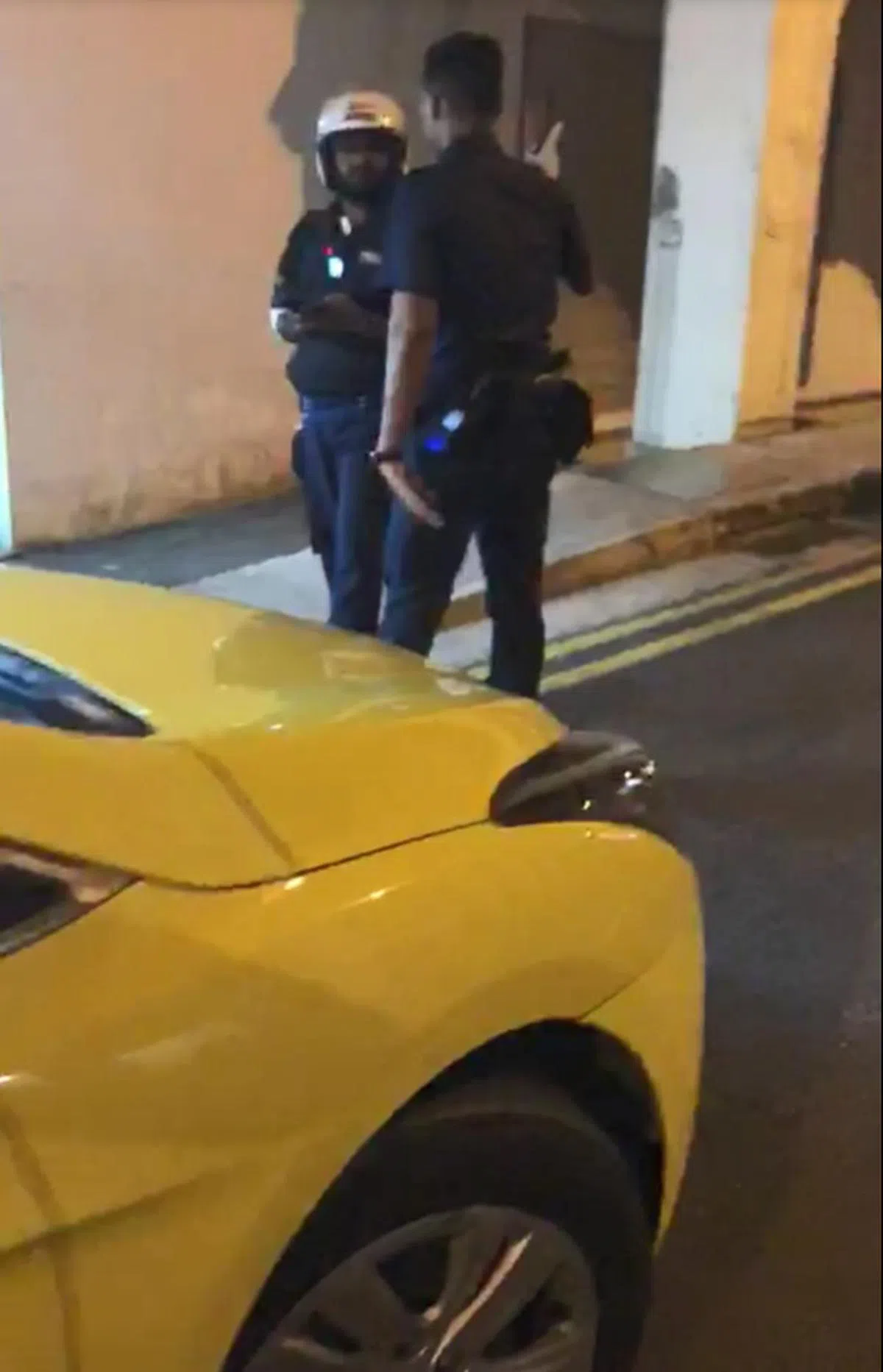  德士司机受伤倒地，德士停在路旁被稽查员照开罚单，引起公众不满。（新明日报） 