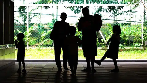 调查显示，64％的新加坡人意识到，为父母提供经济支助，对他们的个人财务目标形成了阻碍。（联合早报）