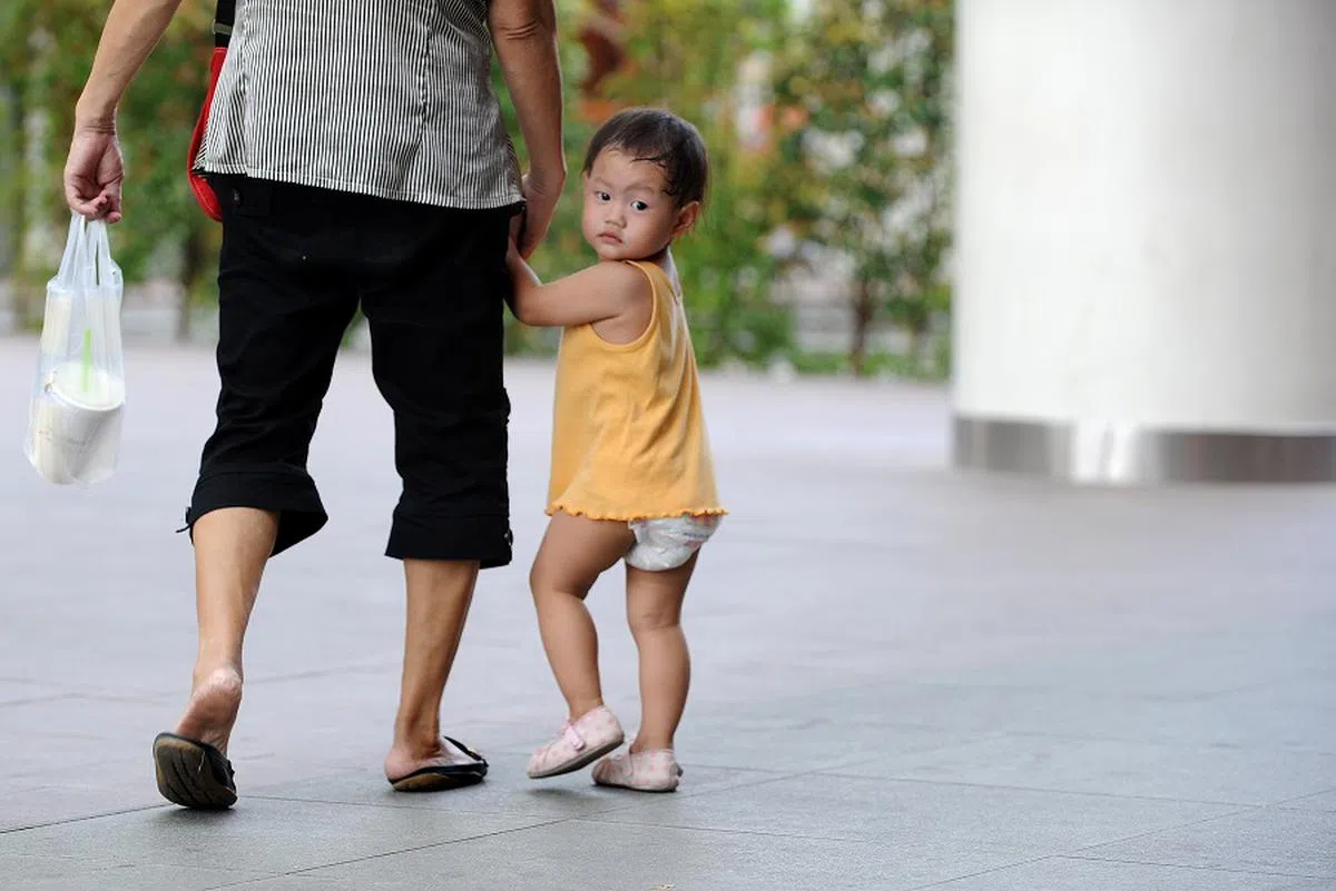 《经济学人》称，新加坡不少祖父母照顾孙子，是出于责任。（海峡时报）