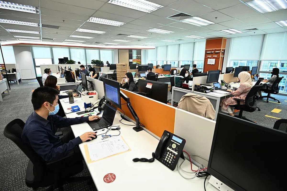 令人不舒服的监督手法，久而久之或将破坏上司与员工之间的信任。（海峡时报）