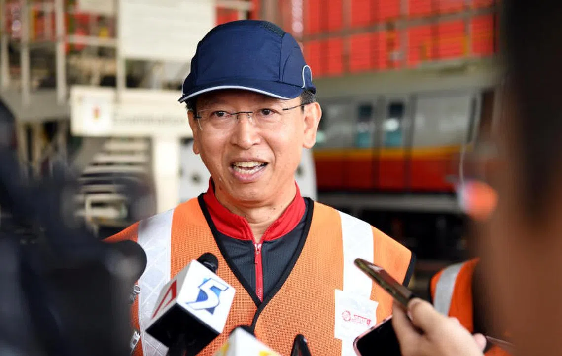 本月正式走马上任的SMRT总裁兼首席执行长梁建鸿，今早到碧山车厂视察即将从下月起陆续投入服务的南北与东西线新列车，并首次接受媒体访问。（海峡时报）