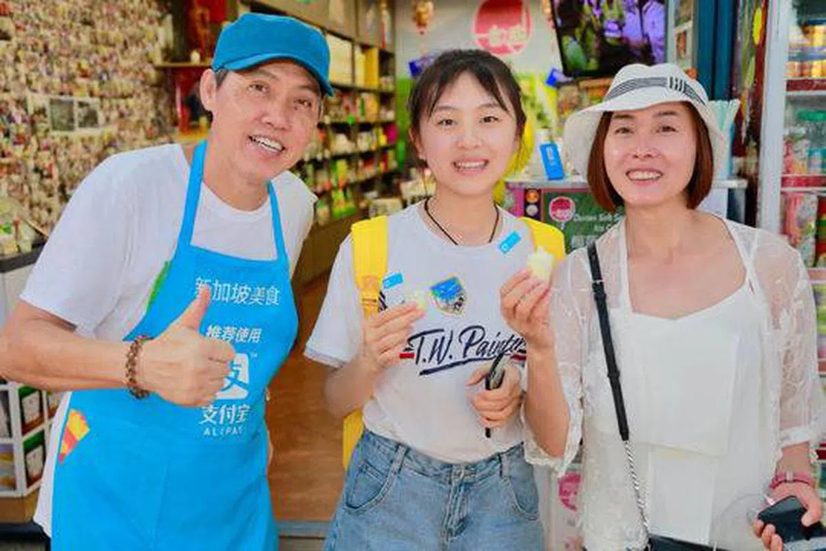  为了方便中国旅客，王睦儒成为了本地第一批接受支付宝的商家。（互联网） 
