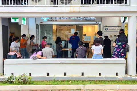冠病疫情攀升时期，本地诊所经常人满为患。（联合早报）