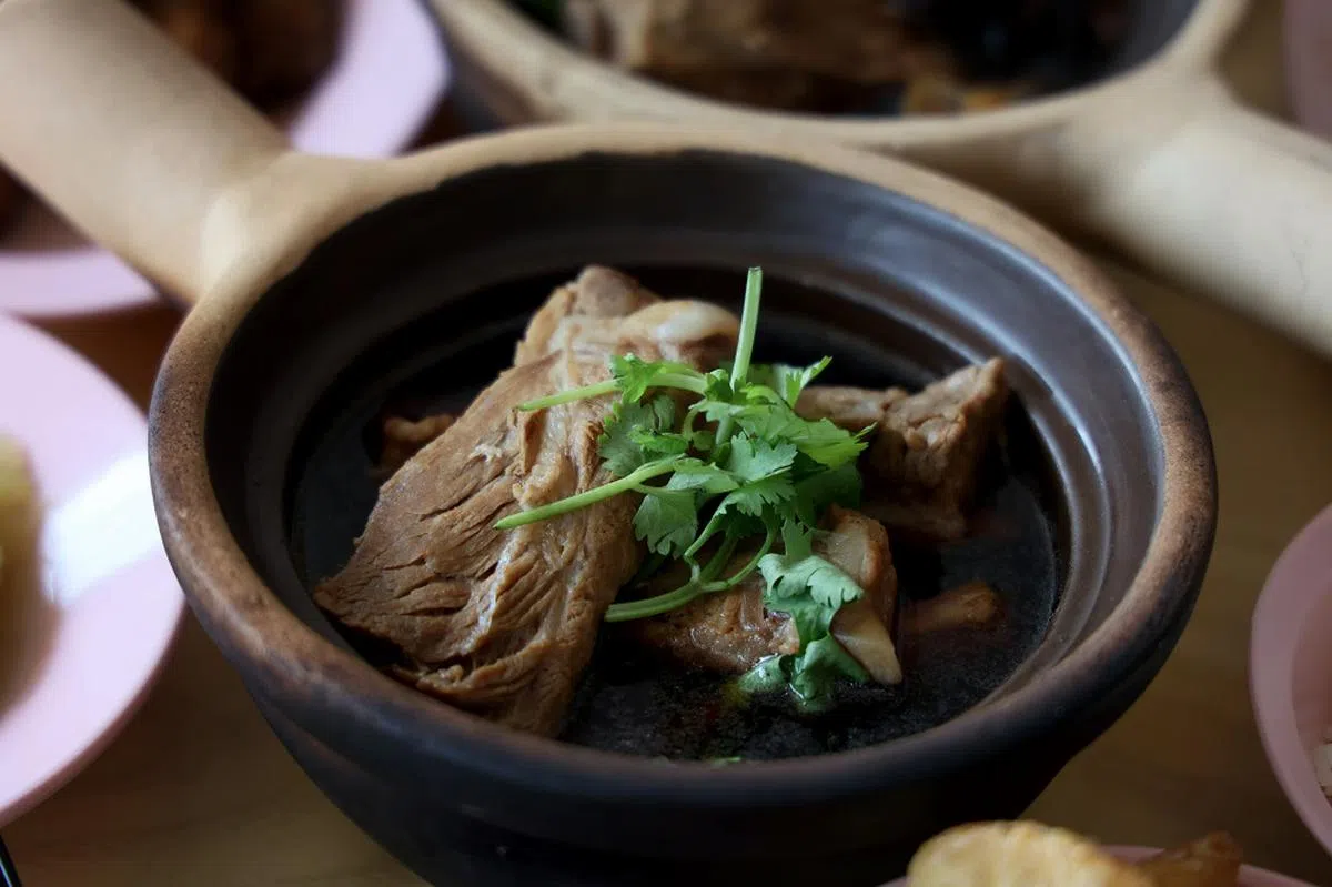 肉骨茶究竟是新加坡还是马来西亚的传统美食，不时会引起新马两国人民争论。（联合早报）