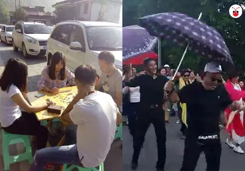 中国大爷大妈们很会苦中作乐，新马关卡堵车跳广场舞就算了，平时居然还会打打麻将。（视频截图）