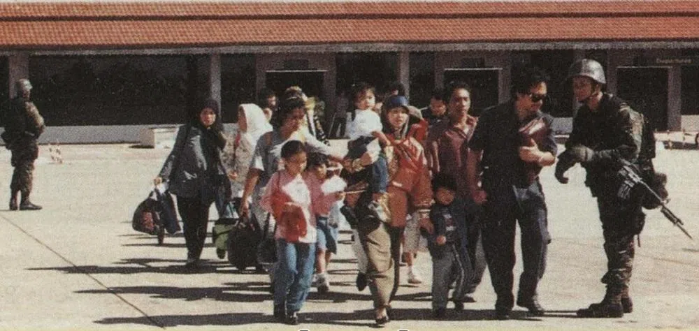 全副武装的武装部队人员在金边的波成东国际机场（后来改名为金边国际机场）指示撤离的侨民登机。