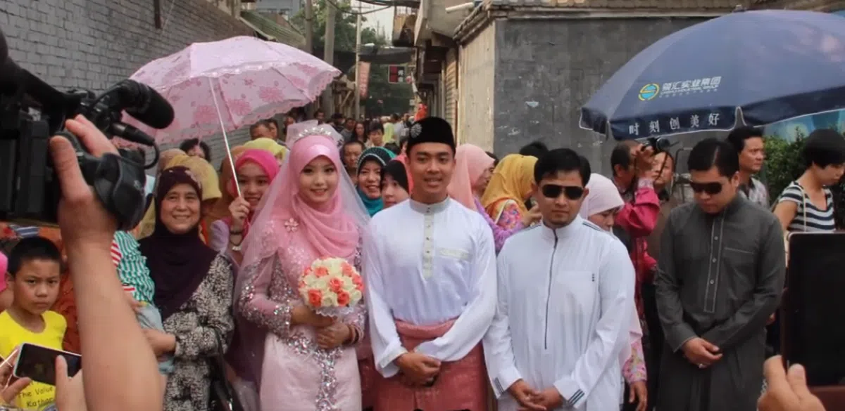  两人在马国和西安前后举行了两次婚礼。（佳礼视频截图） 