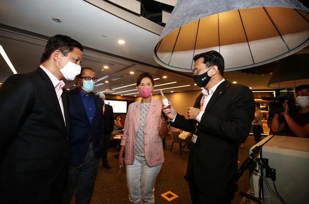  贸工部长陈振声（左一）、通讯及新闻部长易华仁（左二）及人力部长杨莉明（右二）今日参访碧迪在本地的公司总部。（联合早报） 