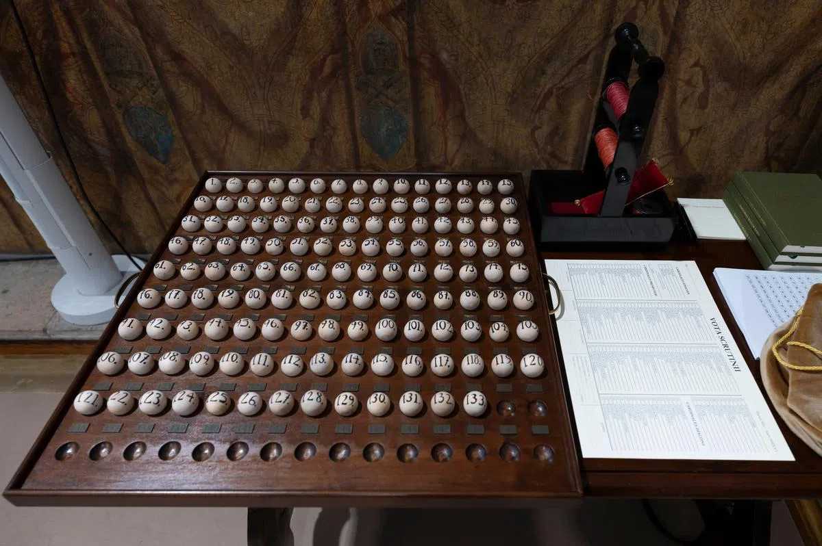 遴选过程中用于计票的133颗小球。（梵蒂冈新闻）