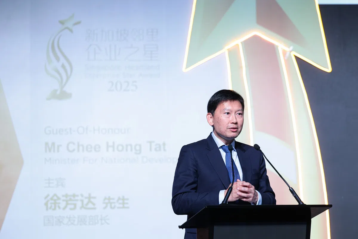 徐芳达透露，政府正在考虑放宽乃至取消针对私宅屋主的15个月禁买转售组屋的相关规定。