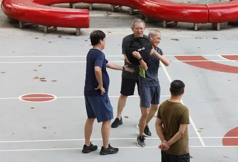 举重健身的乐龄人士。