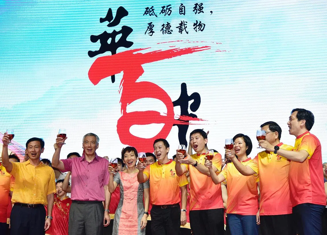 2019年3月21日，李显龙总理（前排左二）以主宾身份出席华侨中学百年校庆万人宴，并上台与在场的1万2000名华中校友一起举杯同贺。陪同总理一起上台的有多名第四代领导班子成员，包括（前排左起）教育部长王乙康，文化、社区及青年部长傅海燕，三巴旺集选区议员兼华中管委会主席林伟杰医生，贸工部兼教育部高级政务部长徐芳达，以及文化、社区及青年部兼通讯及新闻部高级政务部长沈颖。（海峡时报） 