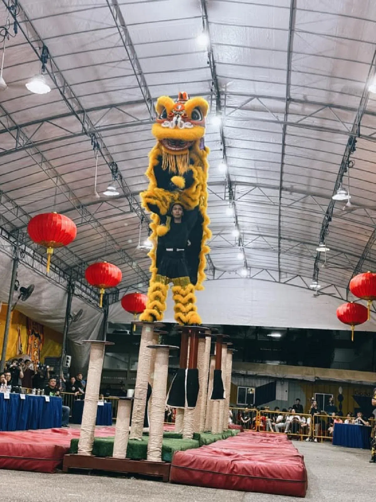 学习舞狮要从敲钹打鼓开始练起，然后才晋级到舞狮尾或顶狮头。（李焕荣提供）