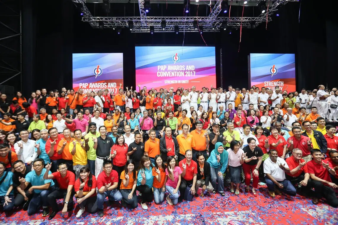 2017年11月19日，全国职工总会代表在人民行动党大会上合照。（联合早报）