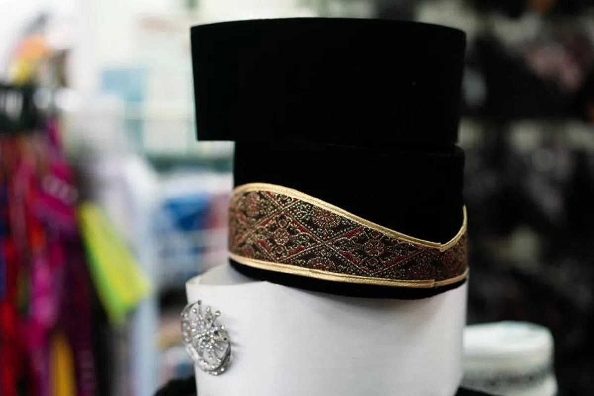 最受欢迎的宋谷帽款式还是以黑色丝绒为主。（蔡家增摄）