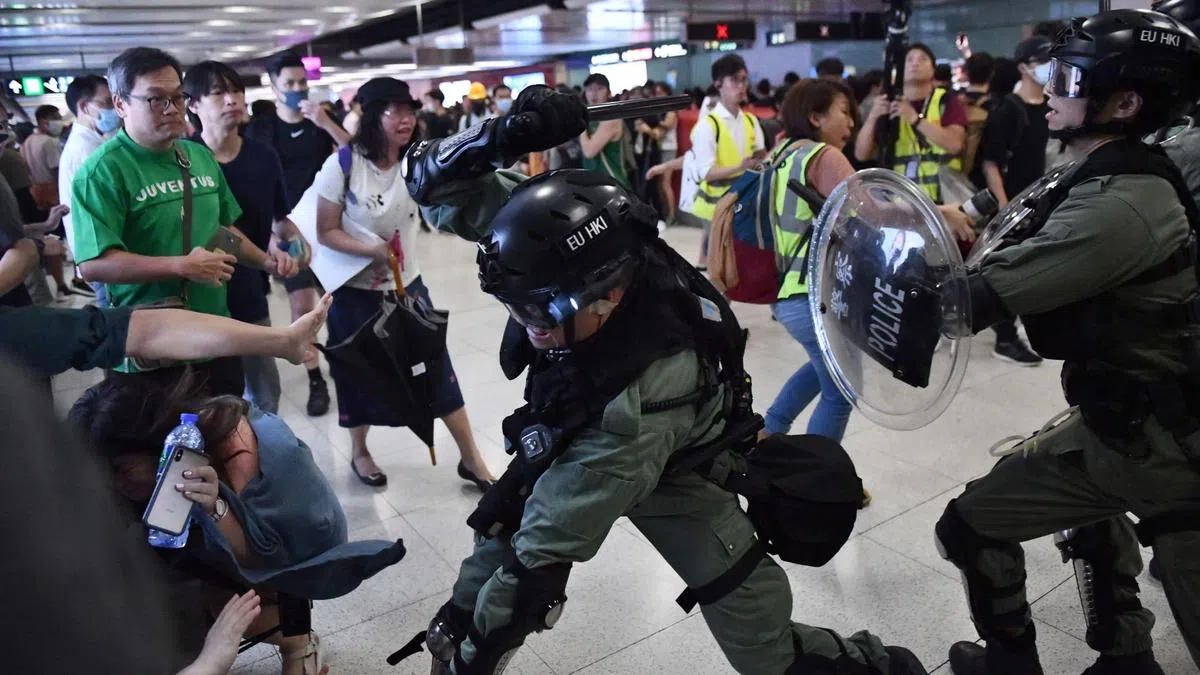  香港警方多次被目击使用过度武力。（金融时报） 