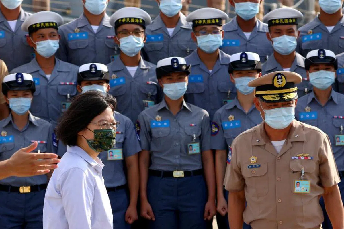 蔡英文视察澎湖海军基地时宣布，台军可适时对无人机采取反制措施。（路透社）