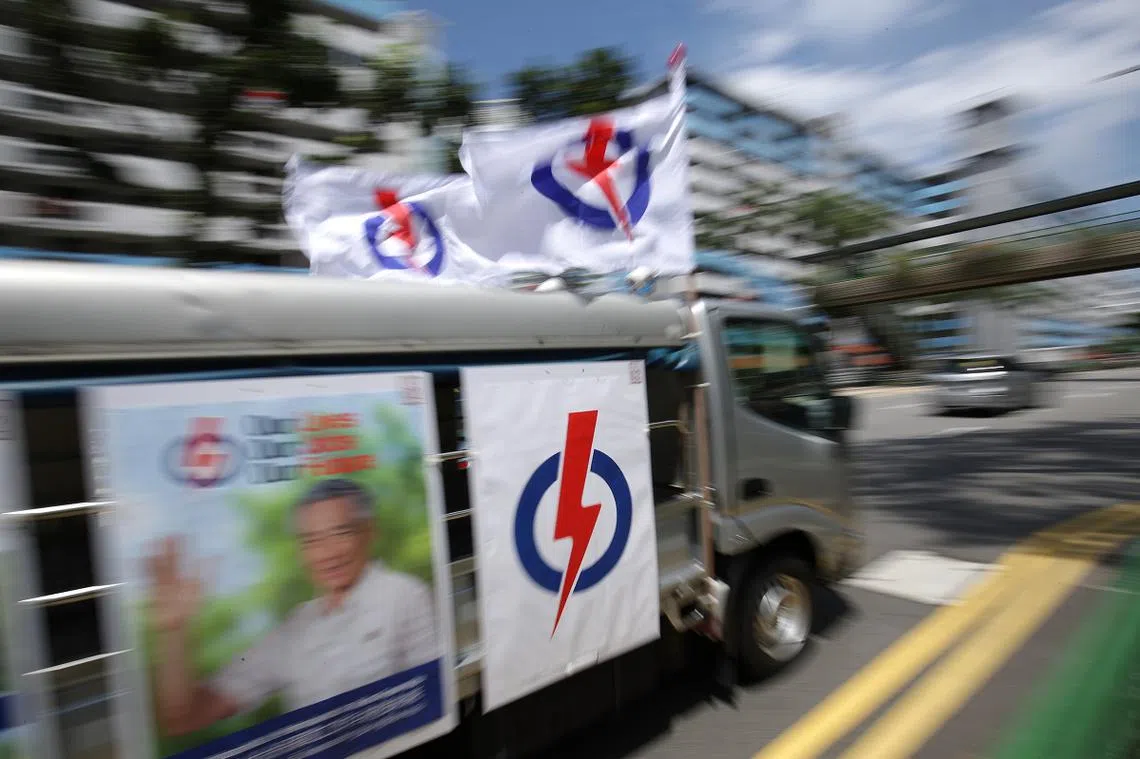 2020年大选，挂有人民行动党党徽党旗的竞选广播车。（联合早报）