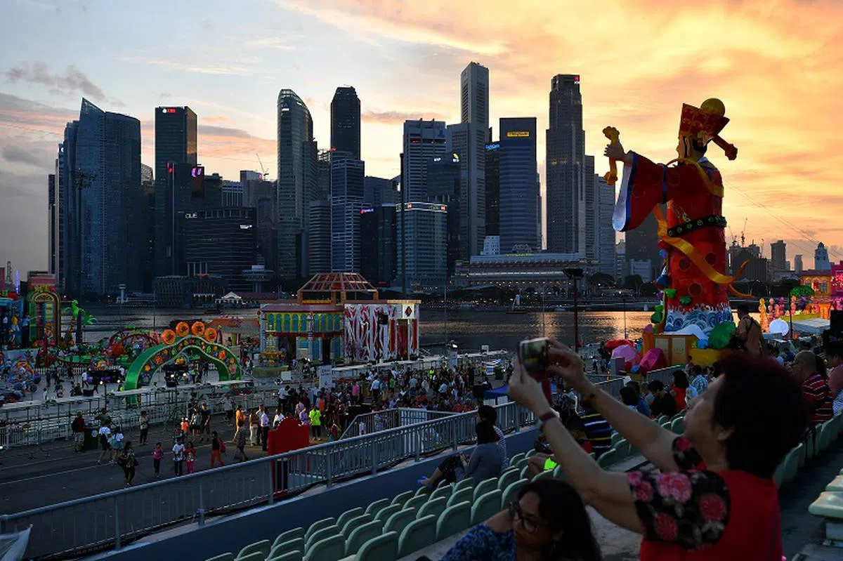  春到河畔每年都会竖立一尊财神爷，将“财富”与“福气”带给新加坡人。（海峡时报）​ 